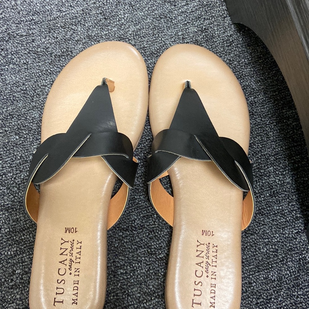 Easy Street Tuscany Black flip flops. Size 10 Almost brand new. Great condition